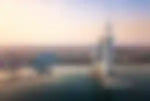 Burj Al Arab in Dubai mit Blick auf die Küste, Strand und Skyline bei Sonnenuntergang