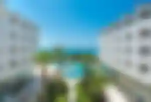 Terrace Beach Resort Poolanlage – Hotels türkische Riviera Poolbereich im Terrace Beach Resort mit Palmen, Liegen und Blick auf das Meer an der türkischen Riviera