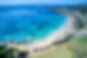 Luftaufnahme des Strandes von Sa Coma mit türkisblauem Meer und breiter Badebucht auf Mallorca