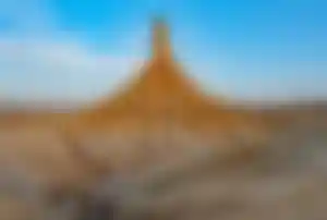 Bizarrer Felsen in der halbwüstenartigen Landschaft der Bardenas Reales