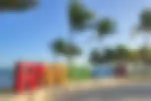 Riviera Maya an der Karibikküste mit Palmen und türkisblauem Meer