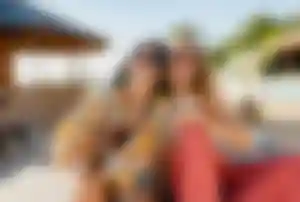 Urlaubssituation im Sommer mit zwei Personen und Sonnenbrillen – entspannter Start mit Packliste