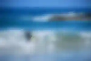Surfer auf einer Welle vor Fuerteventura