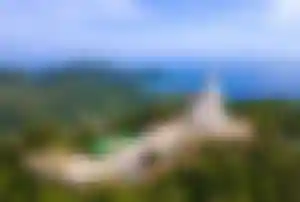 Großer Buddha auf Phuket mit Blick über Küste und tropische Landschaft