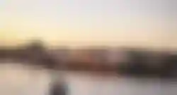 Sonnenuntergang im Hafen mit Blick auf Küstenstadt Kleines Boot im Hafen bei Sonnenuntergang mit Blick auf eine historische Küstenstadt entlang der Adria
