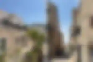 Moderne Unterkunft und historische Steingasse in Kroatien im direkten Vergleich