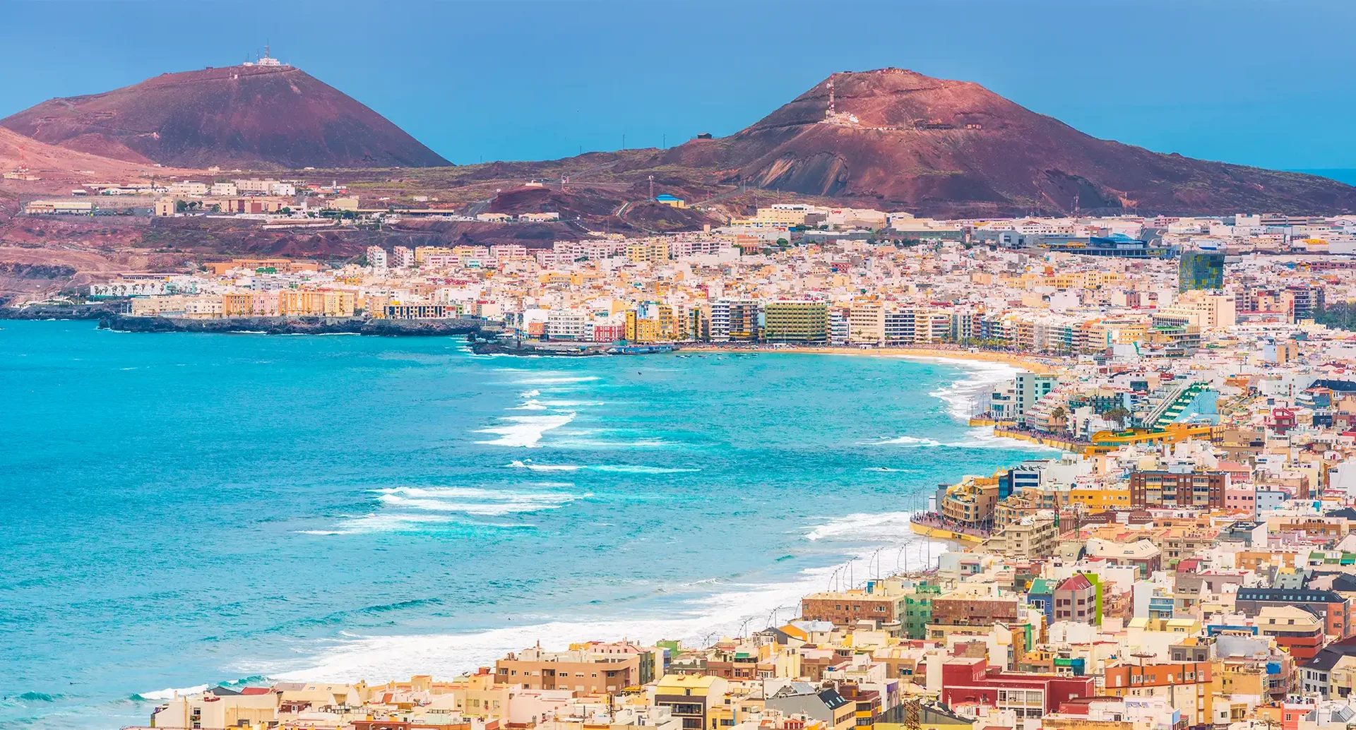 Las Palmas Küstenstadt auf Gran Canaria Küstenansicht von Las Palmas auf Gran Canaria mit farbenfroher Stadt und Bergen im Hintergrund