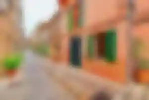 Historische Altstadt auf Mallorca mit traditionellen Häusern und mediterranem Flair