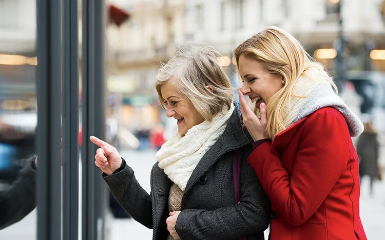 Frauen in Wien einkaufen im Winter