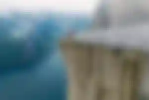 Felsplateau Preikestolen in Norwegen mit Blick über den Lysefjord und steil abfallende Klippen