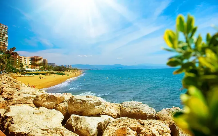 Sonniger Sandstrand an der Costa del Sol mit Blick auf das Mittelmeer