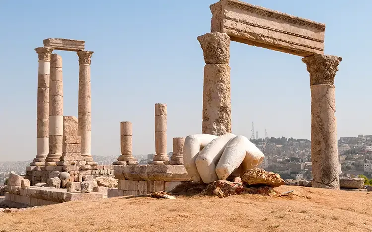 Ruinen des Herkules-Tempels auf der Zitadelle von Amman mit antiken Säulen und Handfragment.