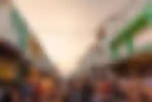 Belebter Nachtmarkt in der Phuket Walking Street mit Ständen und Besuchern