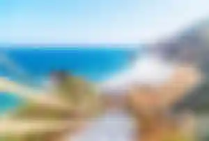 Küstenlandschaft am Strand von Benijo auf Teneriffa mit Treppenweg, Felsenformationen und Atlantikblick – ideales Ziel für Weihnachten am Strand.