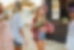 Menschen genießen Cocktails und verbringen den Abend gemeinsam in einer Strandbar auf Mykonos