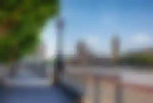 Blick auf die Themse, das britische Parlament und den Big Ben in London an einem sonnigen Tag