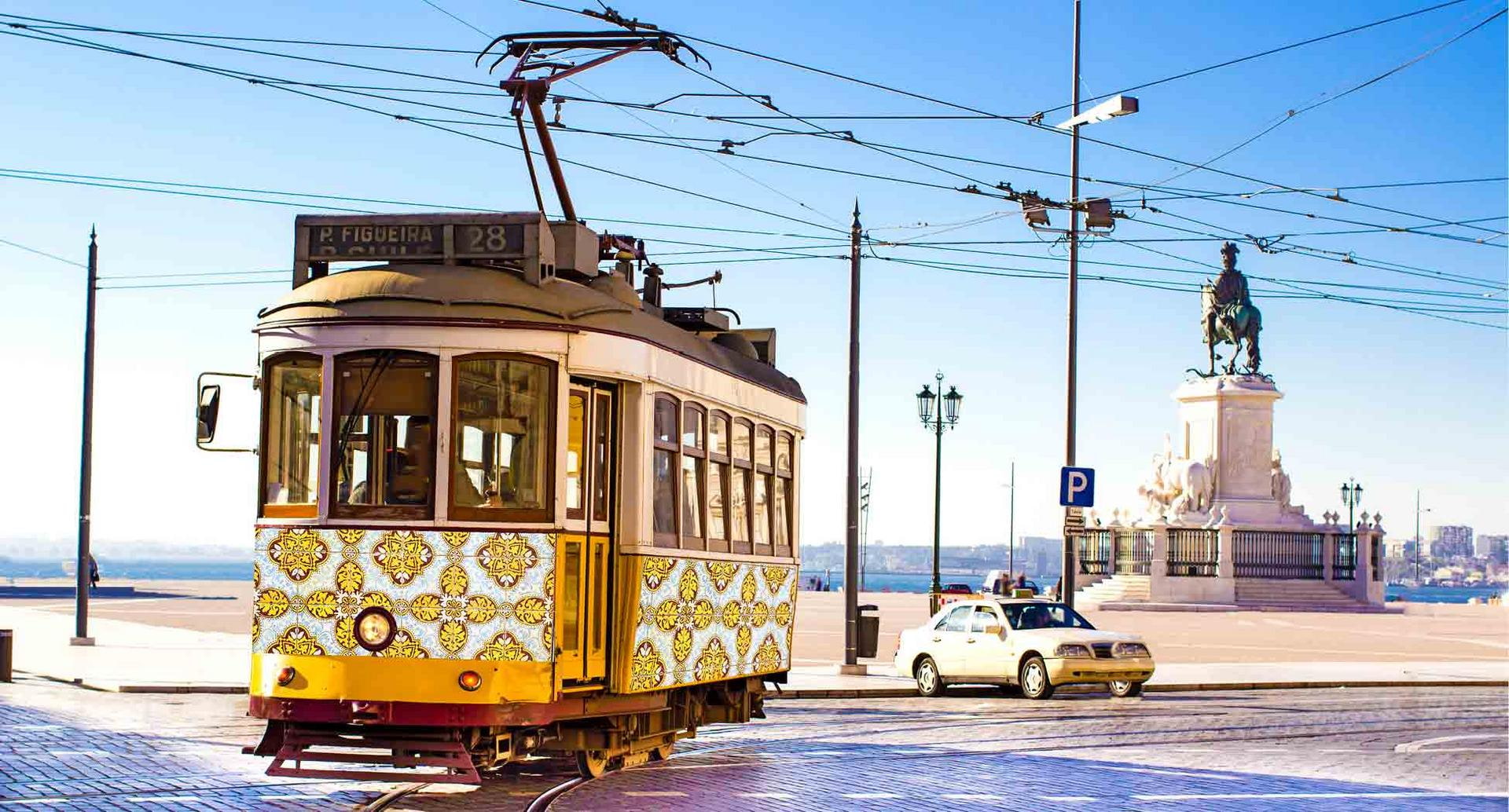 Traditionelle Tram in Portugal - Lissabon Tram 28