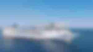 MSC Armonia Kreuzfahrtschiff auf ruhigem Meer unter blauem Himmel
