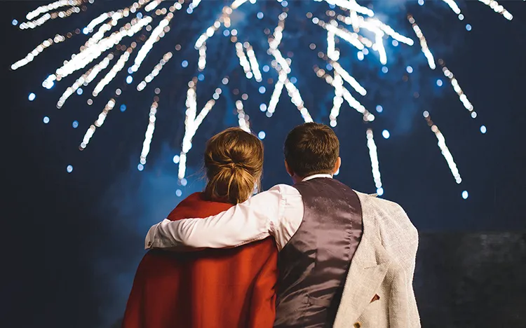 Pärchen sieht sich Feuerwerk am Nachhimmel an