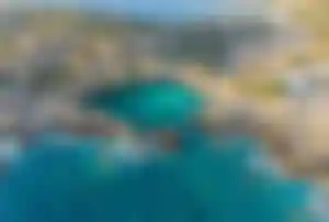 Türkisblaues Naturschwimmbecken an der Küste bei Chania auf Kreta mit felsiger Landschaft und kristallklarem Wasser
