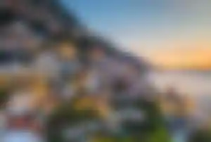 Bunte Häuser von Positano an der steilen Küste der Amalfiküste mit Blick auf das Meer