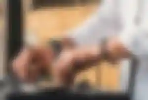 DJ bedient ein Mischpult in einem Beachclub während eines Partyurlaubs am Meer