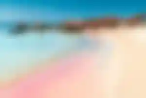 Rosa Sand und flache Lagune am Elafonissi Strand auf der griechischen Insel Kreta