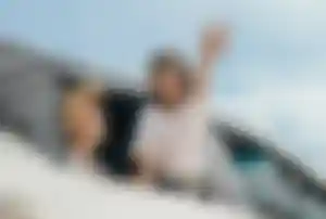 Kind winkt auf Auto raus