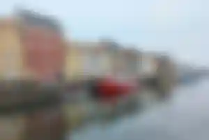 Nyhavn Hafen in Kopenhagen mit bunten Häusern und Booten Nyhavn in Kopenhagen mit bunten Häusern, Booten und Hafenpromenade am Wasser