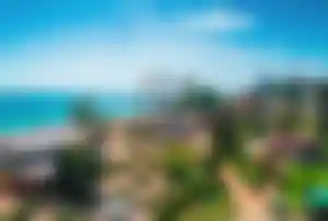 Küstenort mit Strandpromenade und Freizeitangeboten als Destination für Partyurlaub in Europa