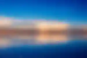 Spiegelnde Salzwüste Salar de Uyuni unter dramatischem Himmel in Bolivien