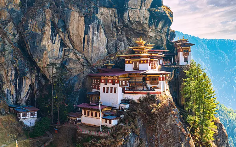 Berühmtes Tigers Nest Kloster auf einer steilen Felswand in Bhutan mit Blick auf das Tal
