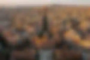 Luftaufnahme von Barcelona mit Blick auf die Stadt und die Basilika Sagrada Família