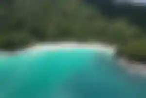 Tropische Bucht mit weißem Sandstrand und klarem Wasser am Freedom Beach auf Phuket