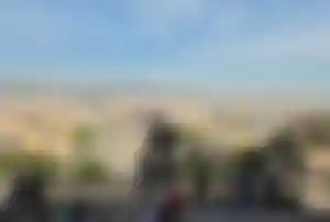 Panoramablick über Barcelona vom Aussichtspunkt mit Brunnenanlage Aussichtspunkt in Barcelona mit Blick über die Stadt, Treppen, Brunnenanlage und Menschen im Vordergrund bei klarem Himmel