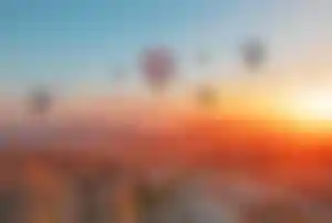 Heißluftballons über der einzigartigen Felsenlandschaft von Kappadokien bei Sonnenaufgang in der Türkei