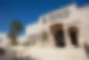 Eingangsbereich des Iberotel Makadi Beach in Hurghada mit Säulen, Treppen und Palmen