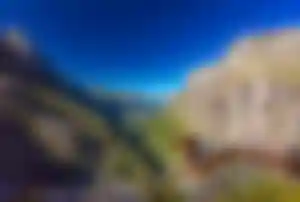 Aussichtspunkt am Trollstigen mit Blick auf die Serpentinenstraße durch das norwegische Gebirge und tiefes Tal
