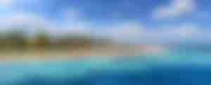 Strand mit blauen Meer unter blauen Himmel in Hurghada, Ägypten 