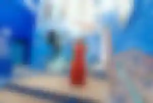 Frau erkundigt Stadt mit blauen Häusern