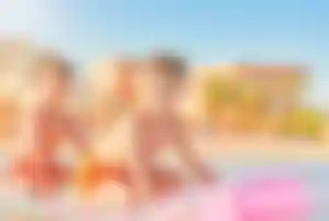 Kinder auf Luftmatratze im Roten Meer während eines All Inclusive Familienurlaubs