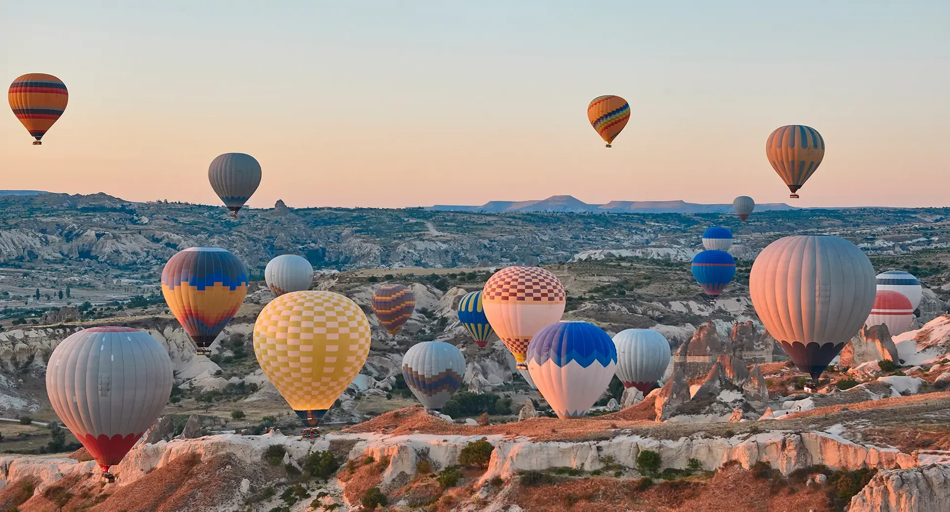 Bunte Heißluftballone über Kappakodien in der Türkei