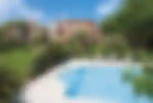 Résidence A Merula in Calvi auf Korsika mit Pool und Gartenanlage Résidence A Merula in Calvi auf Korsika mit Pool, Liegen und mediterraner Gartenanlage