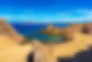 Badebucht auf den Kanarischen Inseln mit goldenem Sandstrand und türkisblauem Atlantik