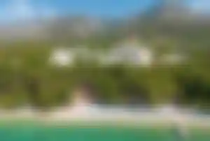 Resortanlage mit Strand und Liegen in Hanglage auf der Insel Brač in Kroatien