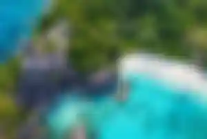 Tropische Bucht der Similan Islands mit weißem Sandstrand und klarem Wasser