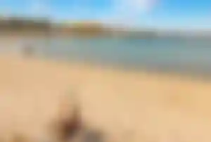 Strand und Küstenpromenade von Monastir mit Blick auf historische Gebäude