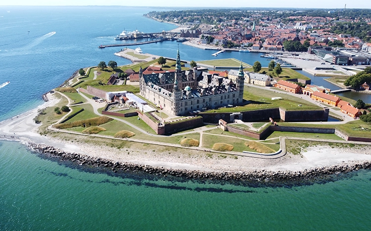 Luftaufnahme von Schloss Kronborg auf einer Landzunge mit Festungsanlagen und Meerblick.