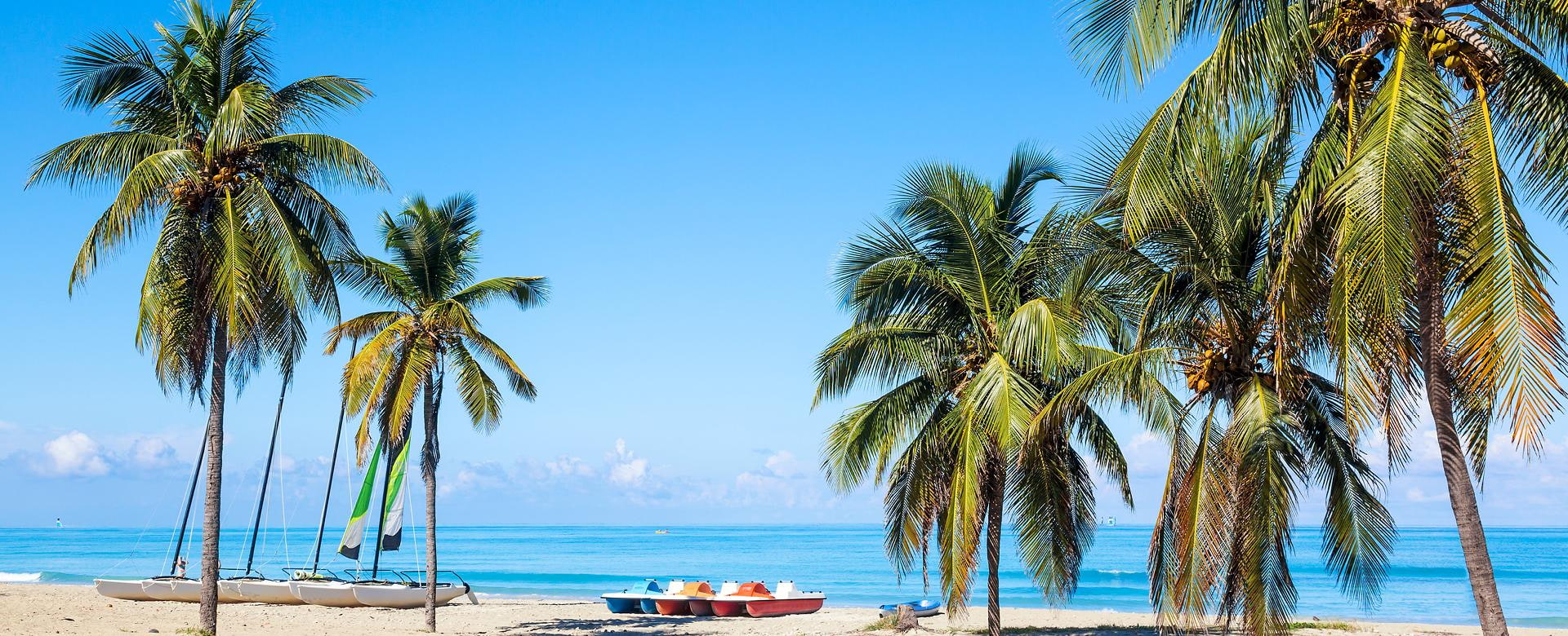 Strand mit Palmen in Varadero, Kuba