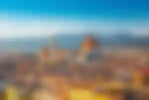 Panoramablick auf Florenz mit dem Dom Santa Maria del Fiore, historischen Gebäuden und der typischen Altstadt der Toskana.